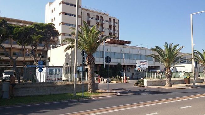 Cagliari, caos al Marino: “Malati e lavoratori trattati come pacchi postali senza spazi certi”
