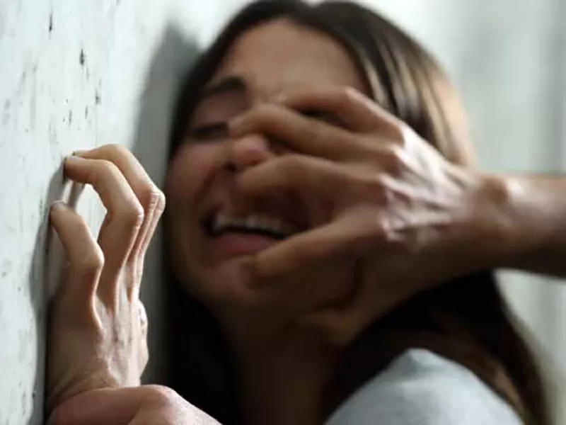 Tentato femminicidio in Sardegna, 40enne pesta a sangue la compagna e si scaglia contro i carabinieri