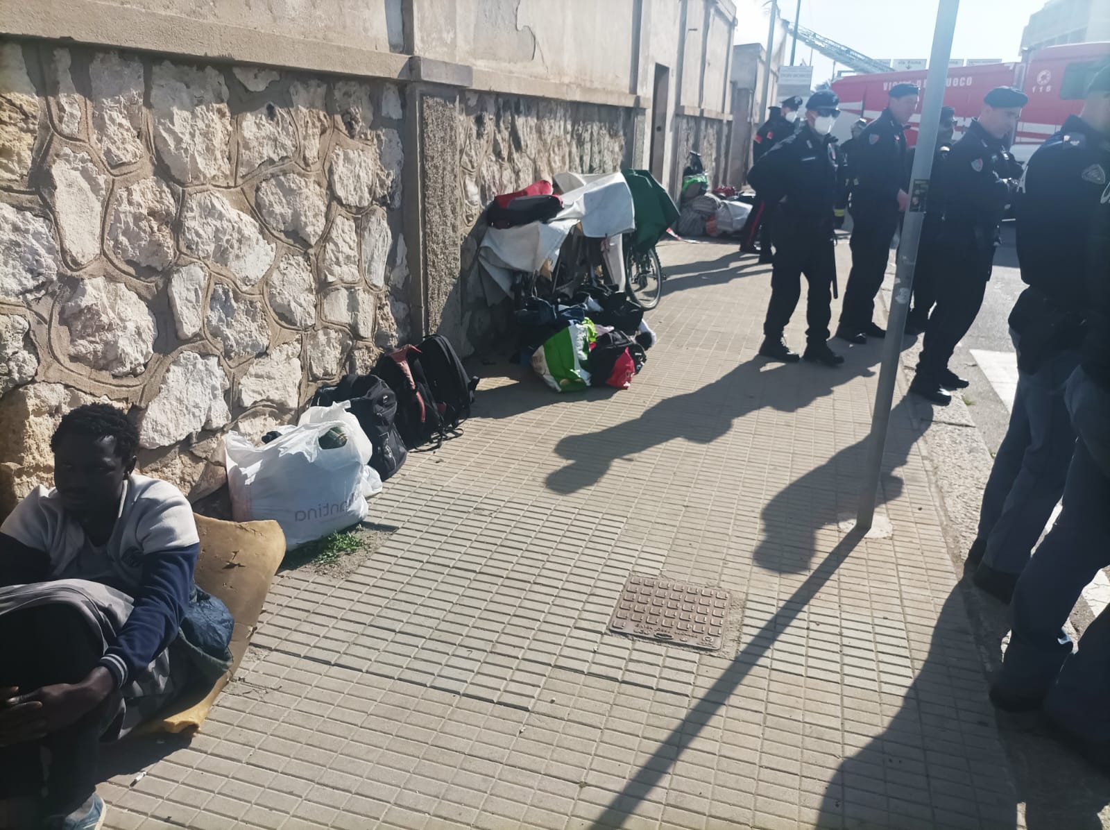Incendio in via Riva di Ponente a Cagliari: nuovo alloggio per 15 migranti, gli altri devono lasciare l’Italia