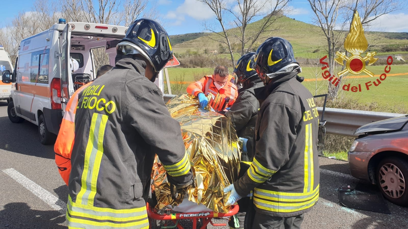 Camion del latte si schianta contro un’auto sulla Ss 131, anziano in fin di vita