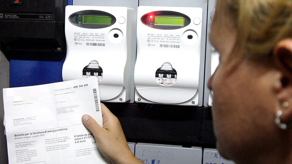 Bollette folli, corsa al rialzo a Cagliari: “Luce dai 206 euro di novembre ai 657 di fine marzo”