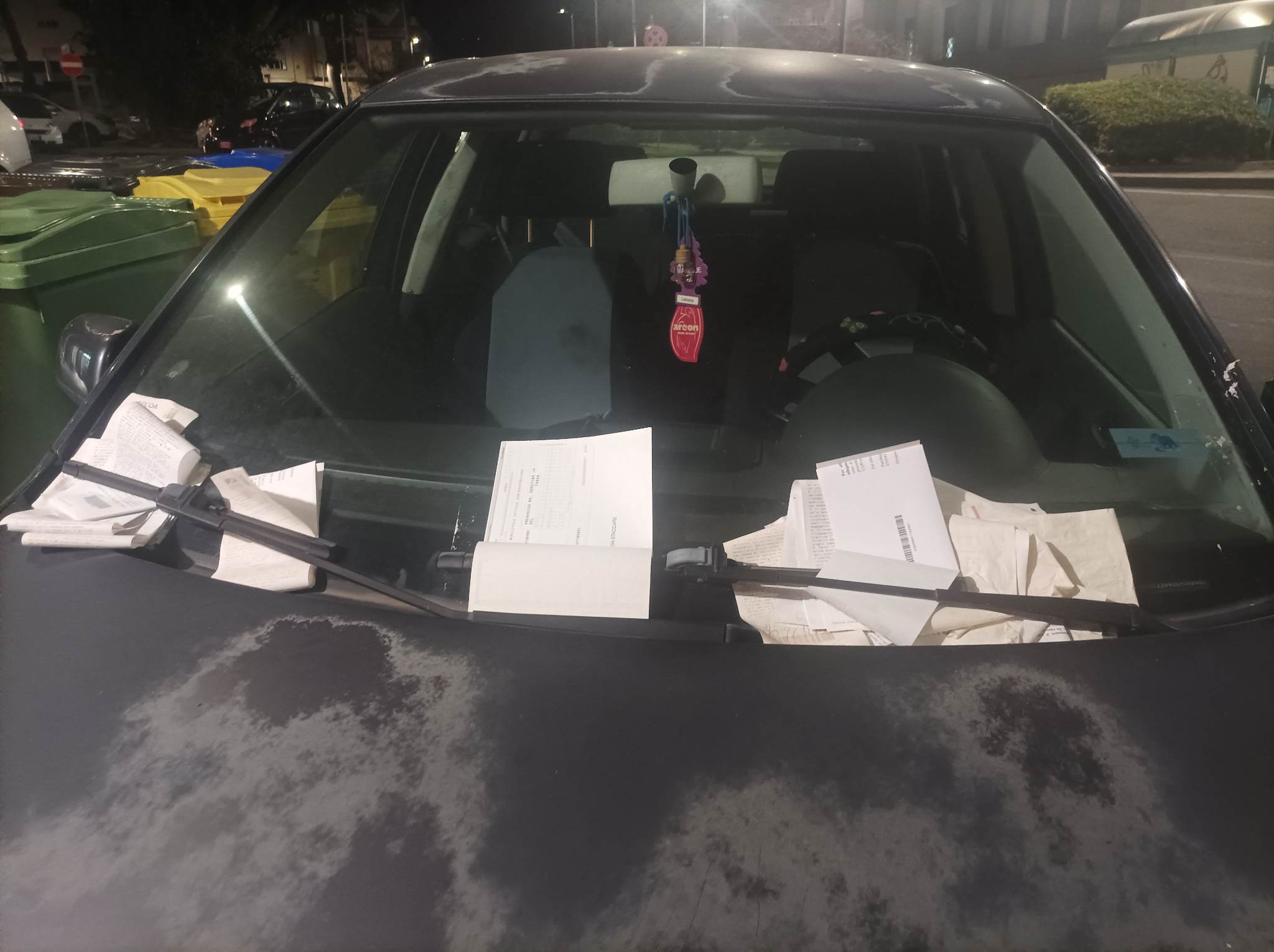 Cagliari, parcheggia l’auto in via Tuveri e non torna più: record di multe da pagare