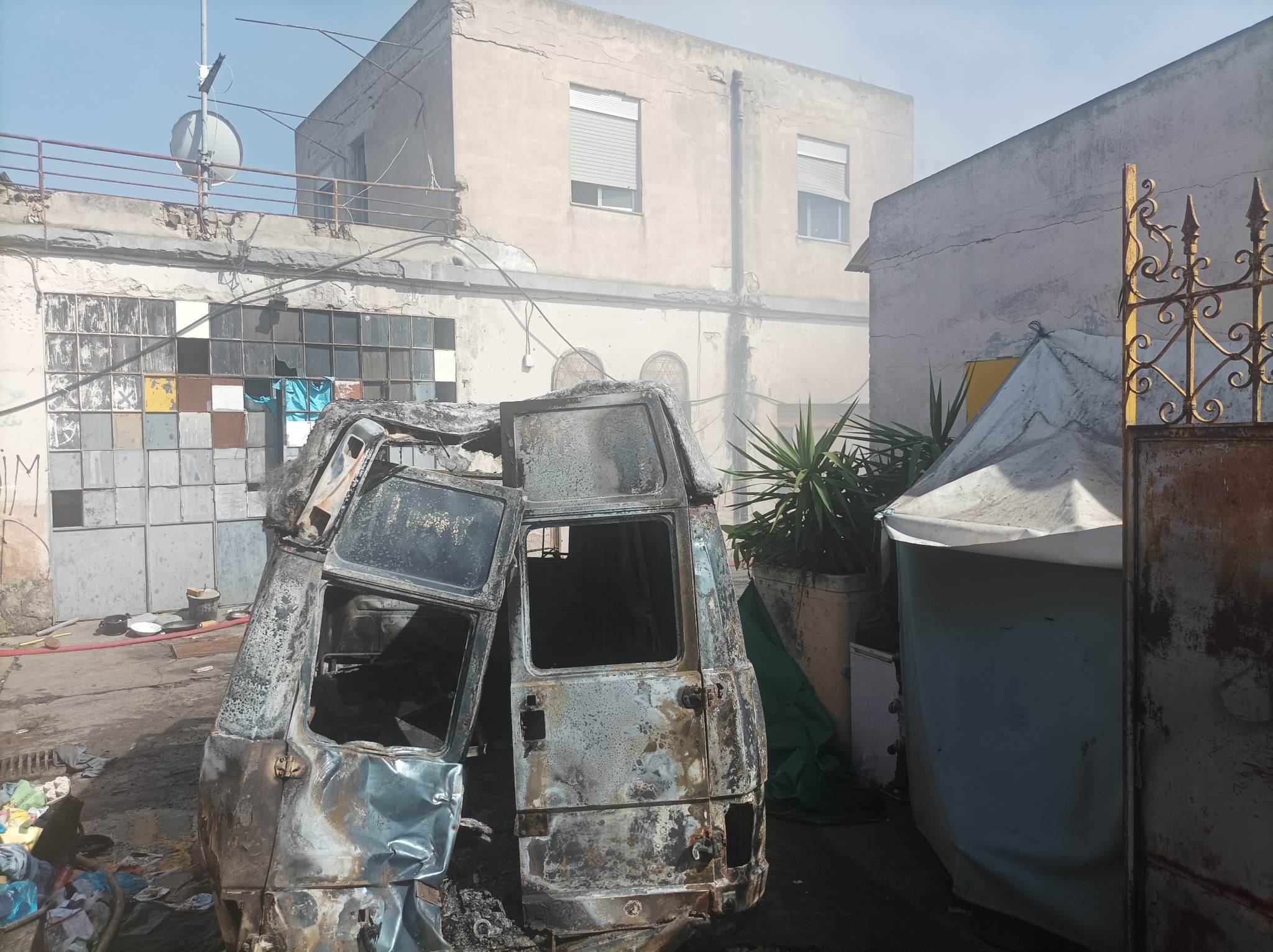 Incendio nel dormitorio abusivo degli immigrati a Cagliari, Truzzu: “Colpa dell’immigrazione incontrollata”