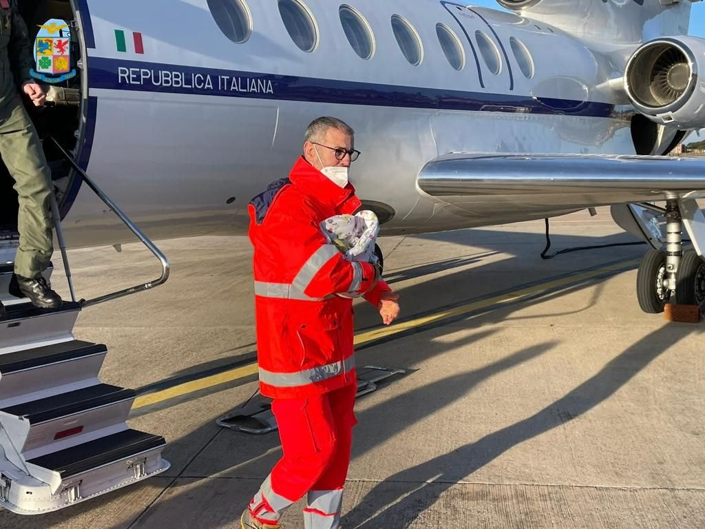 Cagliari, neonato in fin di vita portato a Roma con un aereo militare