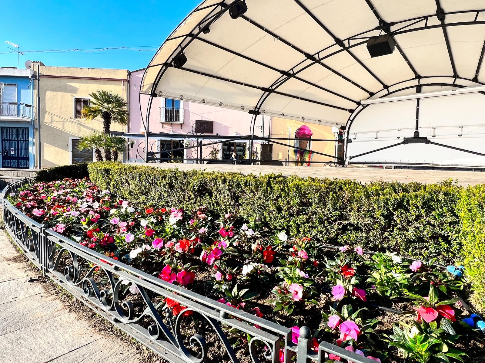 Arriva Sant’Efisio, Pula si fa bella: fiori in piazza del Popolo e nel Corso