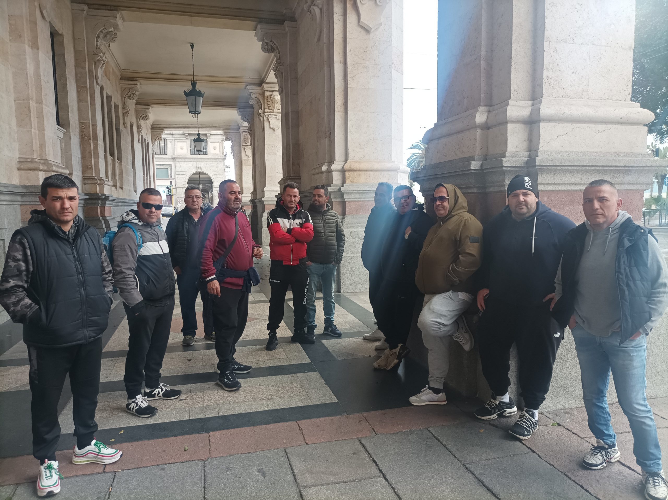 Cagliari, la Pasqua di guerra di 20 caddozzoni: “Disperati e senza lavoro per colpa del Comune”