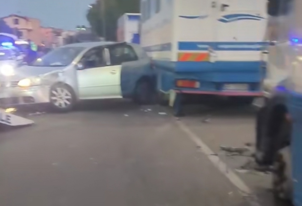 Cagliari, si schianta contro le autoemoteche dell’Avis al Cep: automobilista ferito