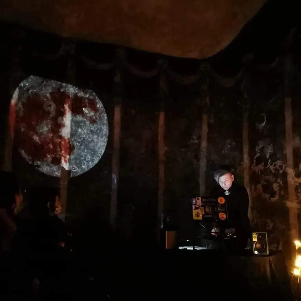 Vampiri, cultura gotica e pietrificazione dei cadaveri: musica e storia della Cagliari più oscura