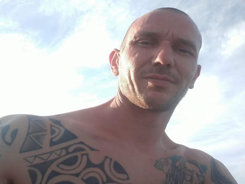 Il funerale e l’ultimo viaggio verso la cremazione di Davide Calvia, i genitori: “Vogliamo solo giustizia”