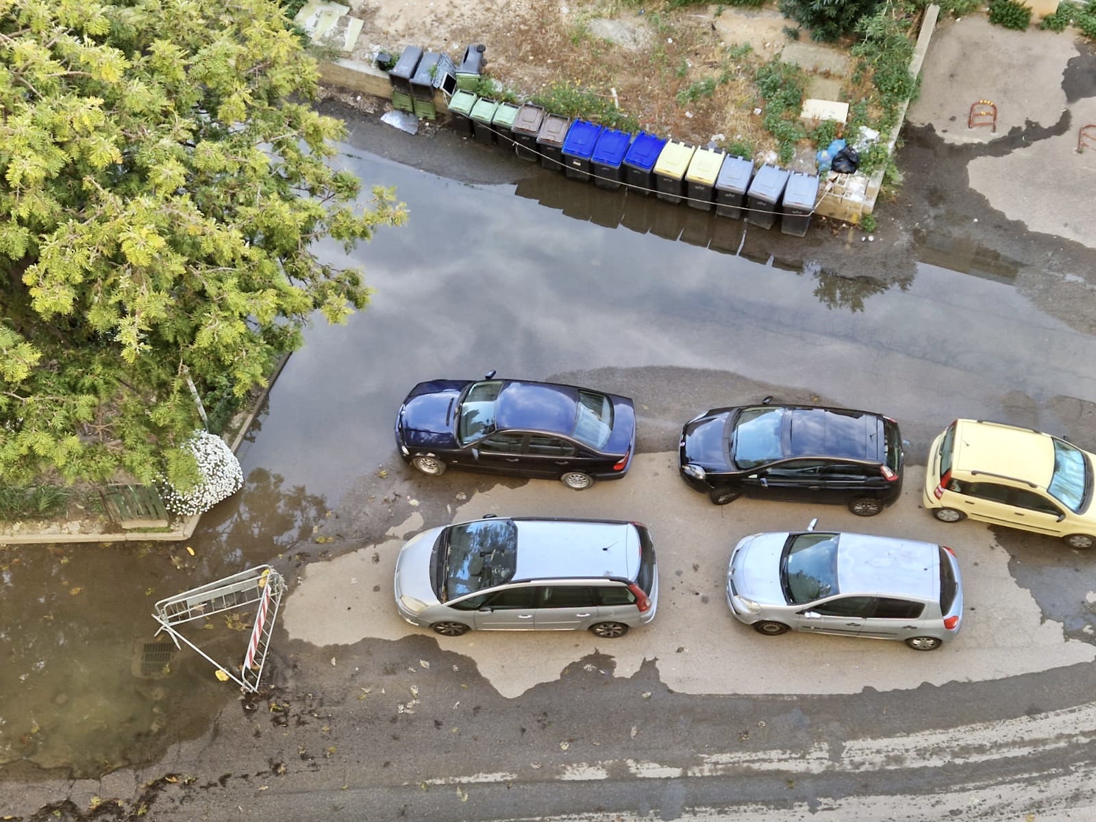 Cagliari, un lago fognario a Sant’Elia: “Un’ondata puzzolente di liquami ha invaso via Schiavazzi”