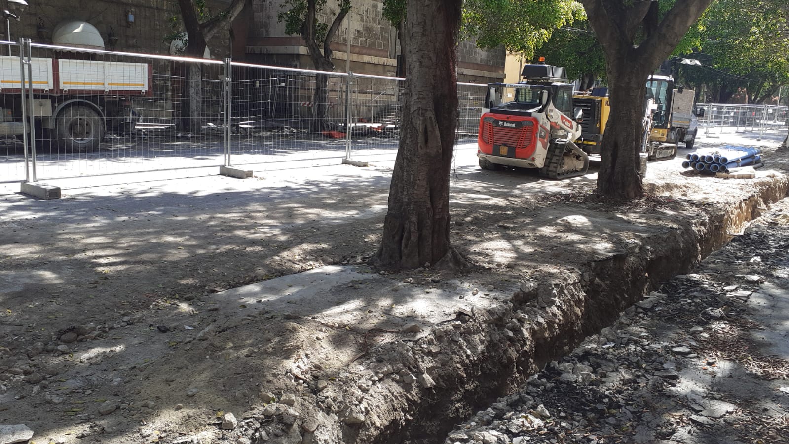 Cagliari, viale Trieste senza operai per il ponte del 25 aprile: “E noi commercianti restiamo nel deserto”