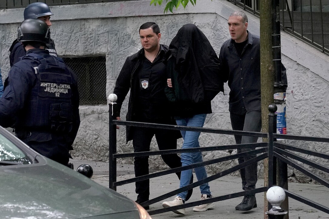 A 14 anni ruba la pistola al padre, va a scuola e fa una strage: uccisi 8 compagni e il custode
