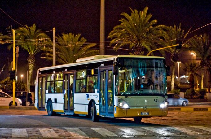 Cagliari, sì ai bus notturni e nei festivi: via libera dal Comune