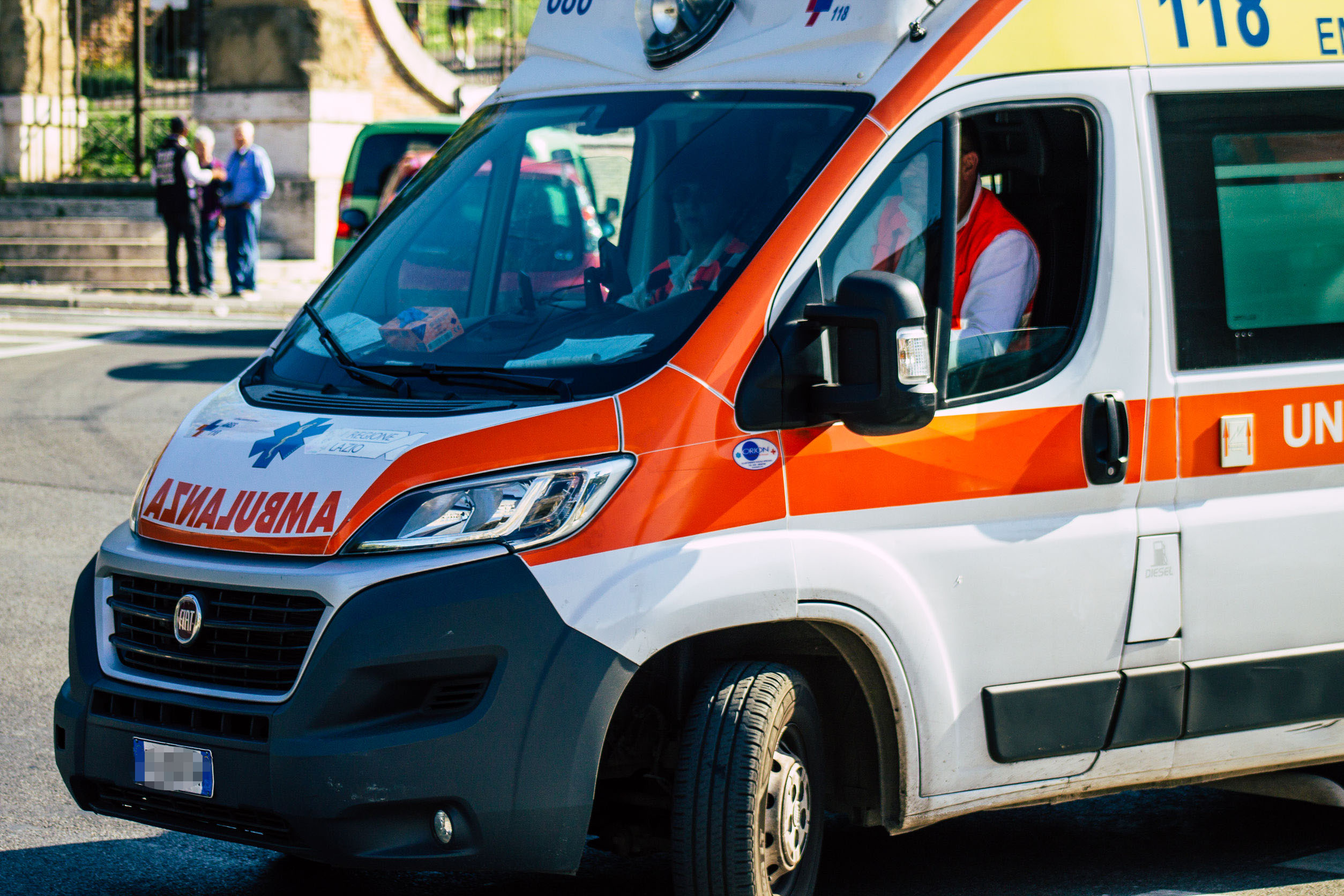 Dramma in Sardegna, si schianta con la Mini contro un muro e muore a 55 anni