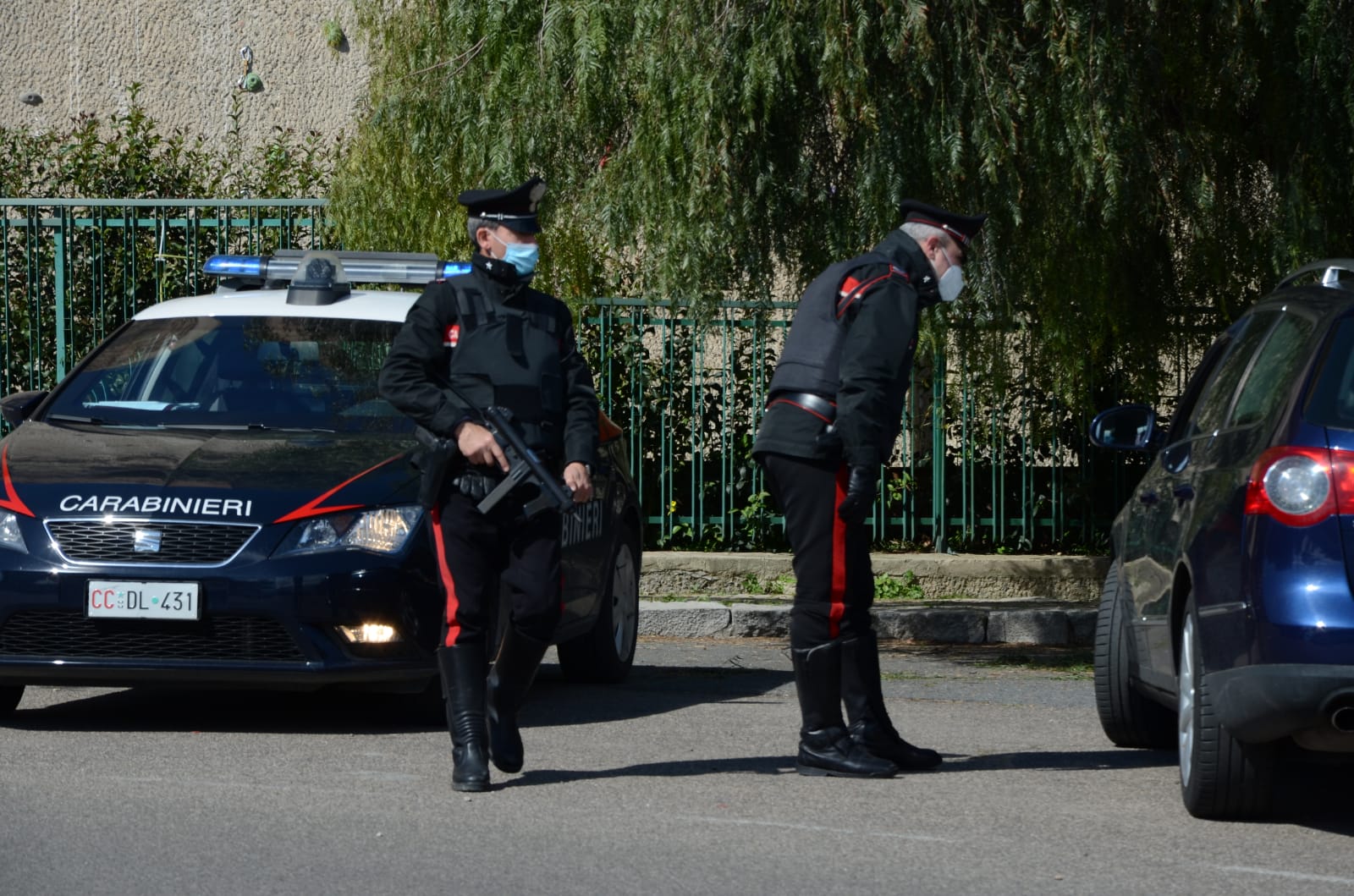 Rovescia a terra tavoli e sedie di un locale a Selargius, 42enne individuato dalle telecamere e denunciato