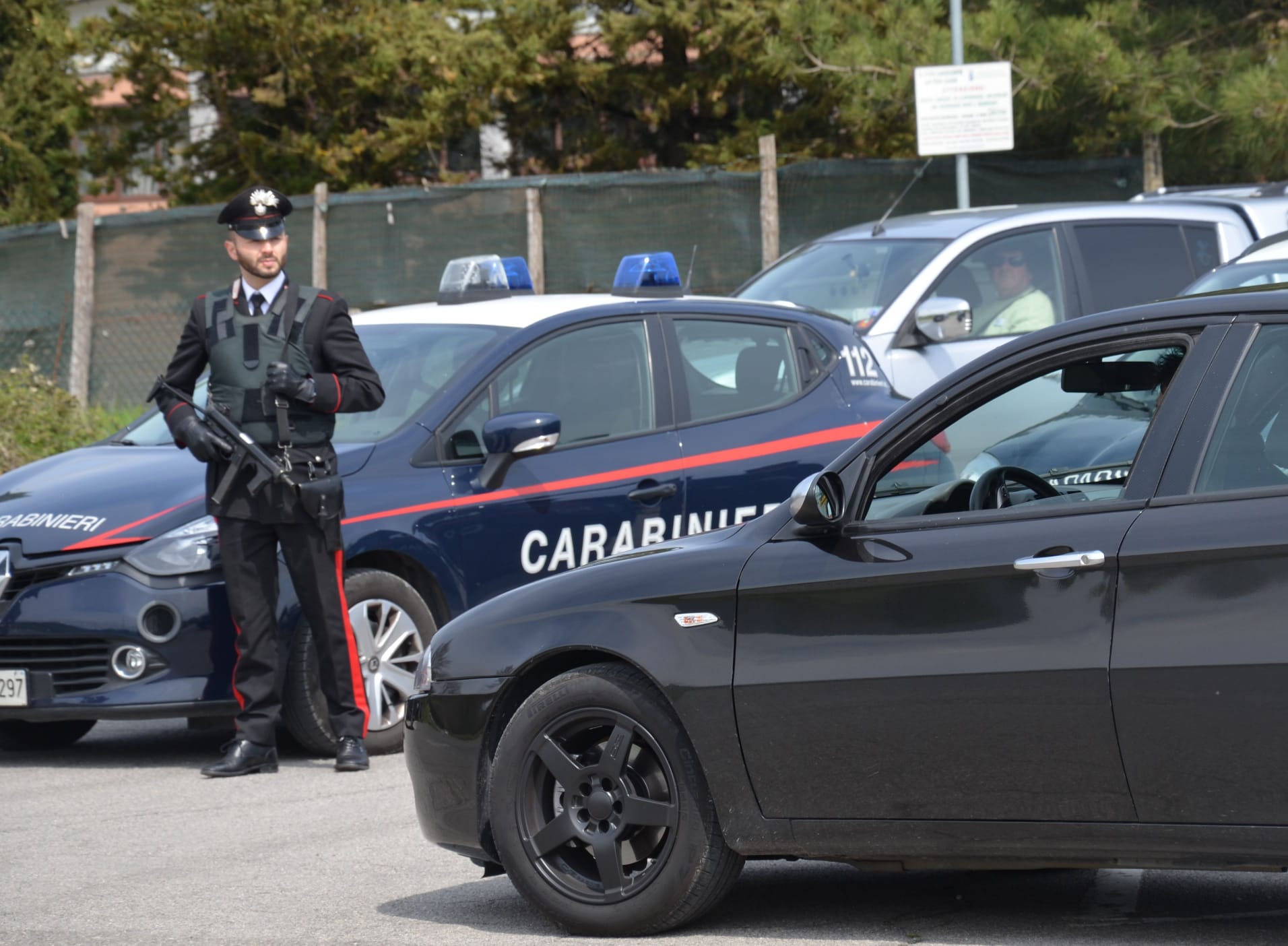 Nascondevano fucili, pistole e droga: denunciati due disoccupati di Villacidro