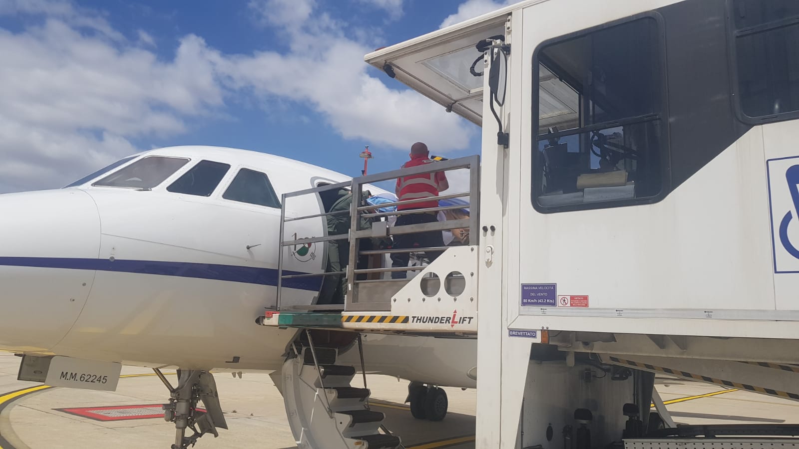 Emergenza a Cagliari, 69enne in pericolo di vita portata a Milano dall’Aeronautica militare