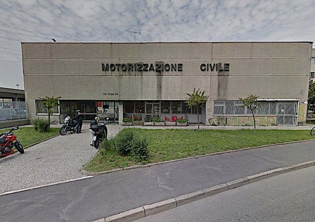 Cagliari, all’esame per la patente col suggeritore esterno: bengalese 43enne nei guai