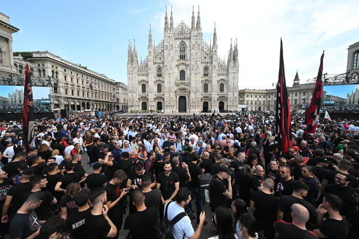 L’Italia si ferma fra le polemiche per l’addio a Berlusconi, migliaia in piazza Duomo e al funerale anche le ex