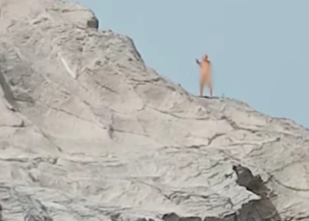 Turista nudo tra le rocce di Cala Sapone, il siparietto immortalato dai bagnanti a Sant’Antioco