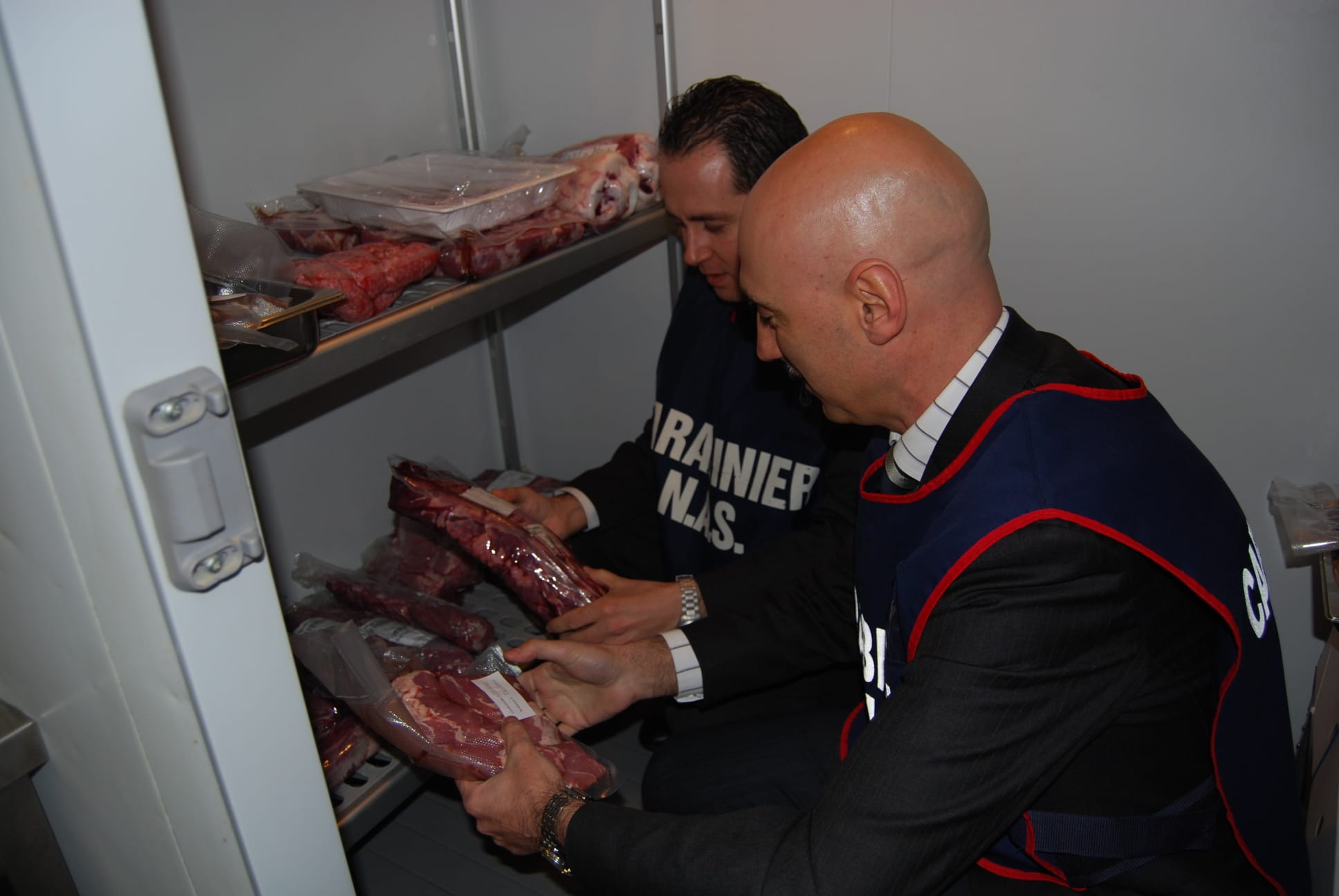 Quartu, blitz dei Nas nei market etnici: maxi multe e sequestro di 20 kg di carne e pesce surgelato