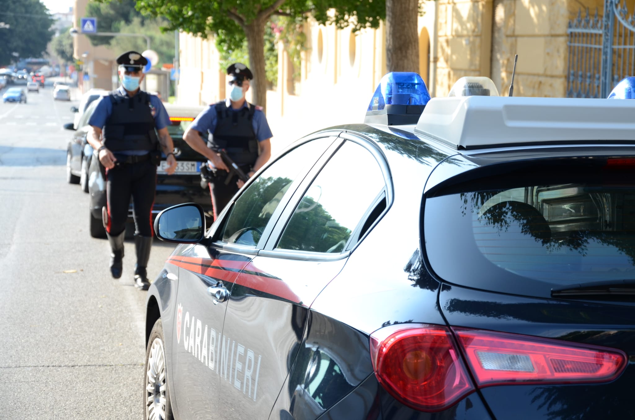 Ladro scatenato a Cagliari: ruba cialde per caffè e scarpe poi tenta di svuotare la cassa di un distributore
