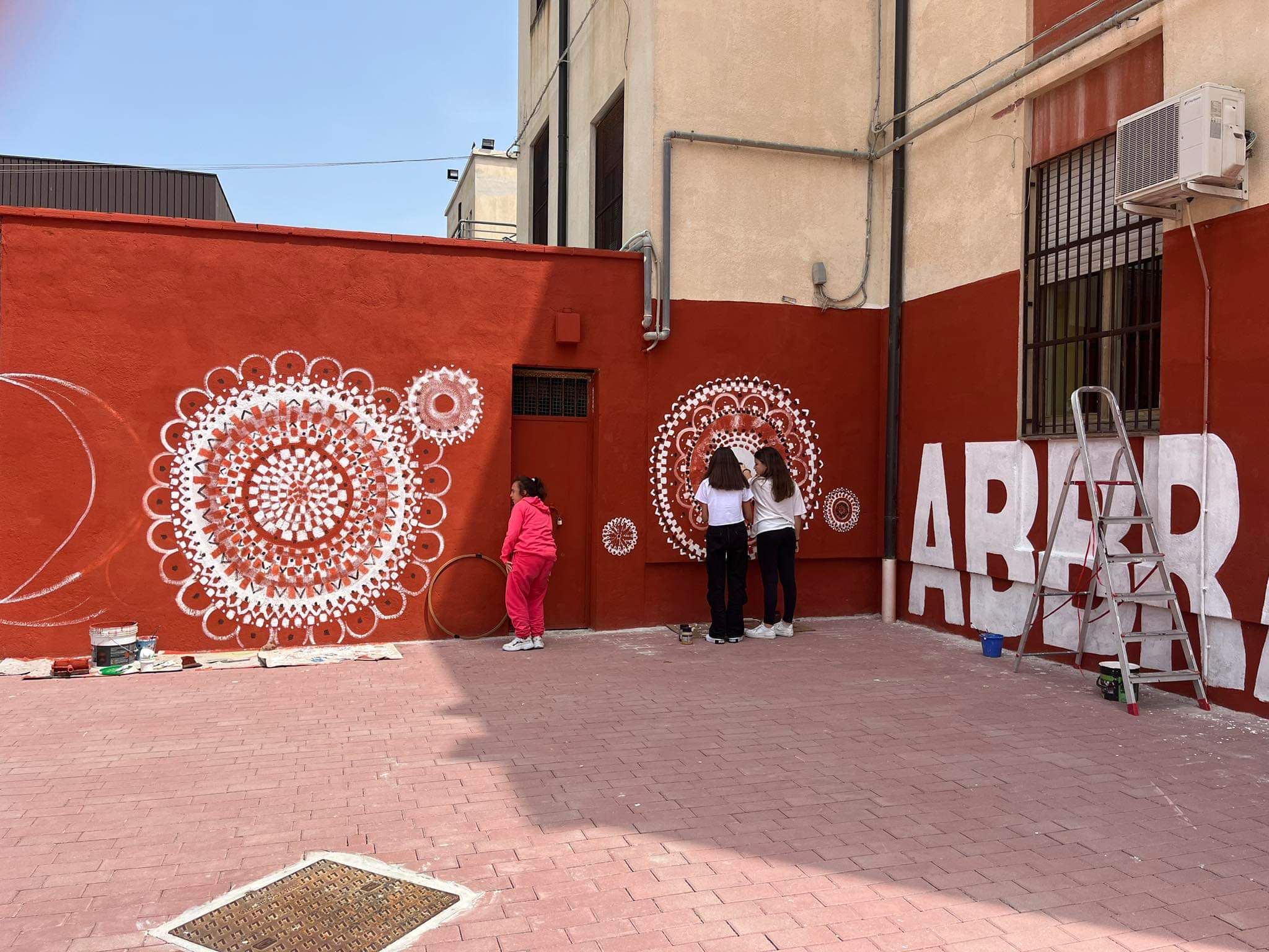 Cagliari, murale degli studenti nella scuola di piazza Giovanni XXIII: “Il Cima abbraccia il clima”