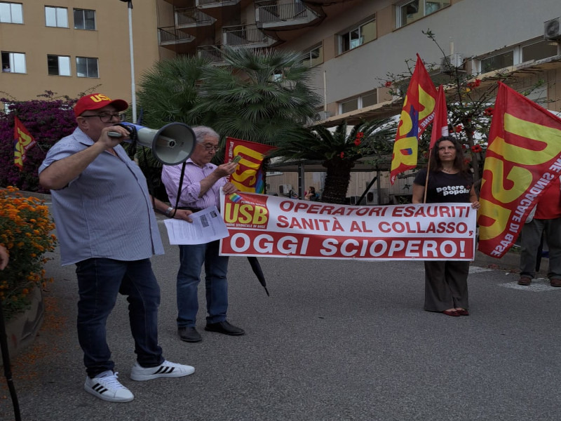 Protesta all’Oncologico di Cagliari: “I pazienti non possono morire senza cure, commissariate l’ospedale”