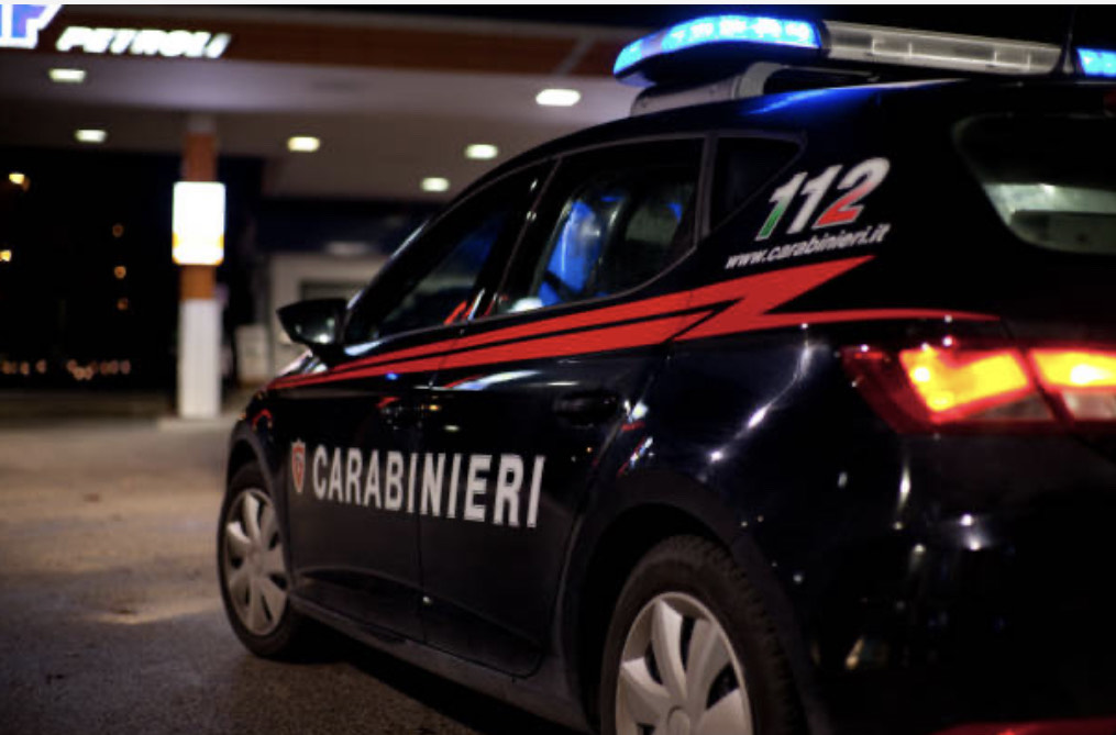 Una bimba di tre anni esce da sola in piena notte: la salva un passante
