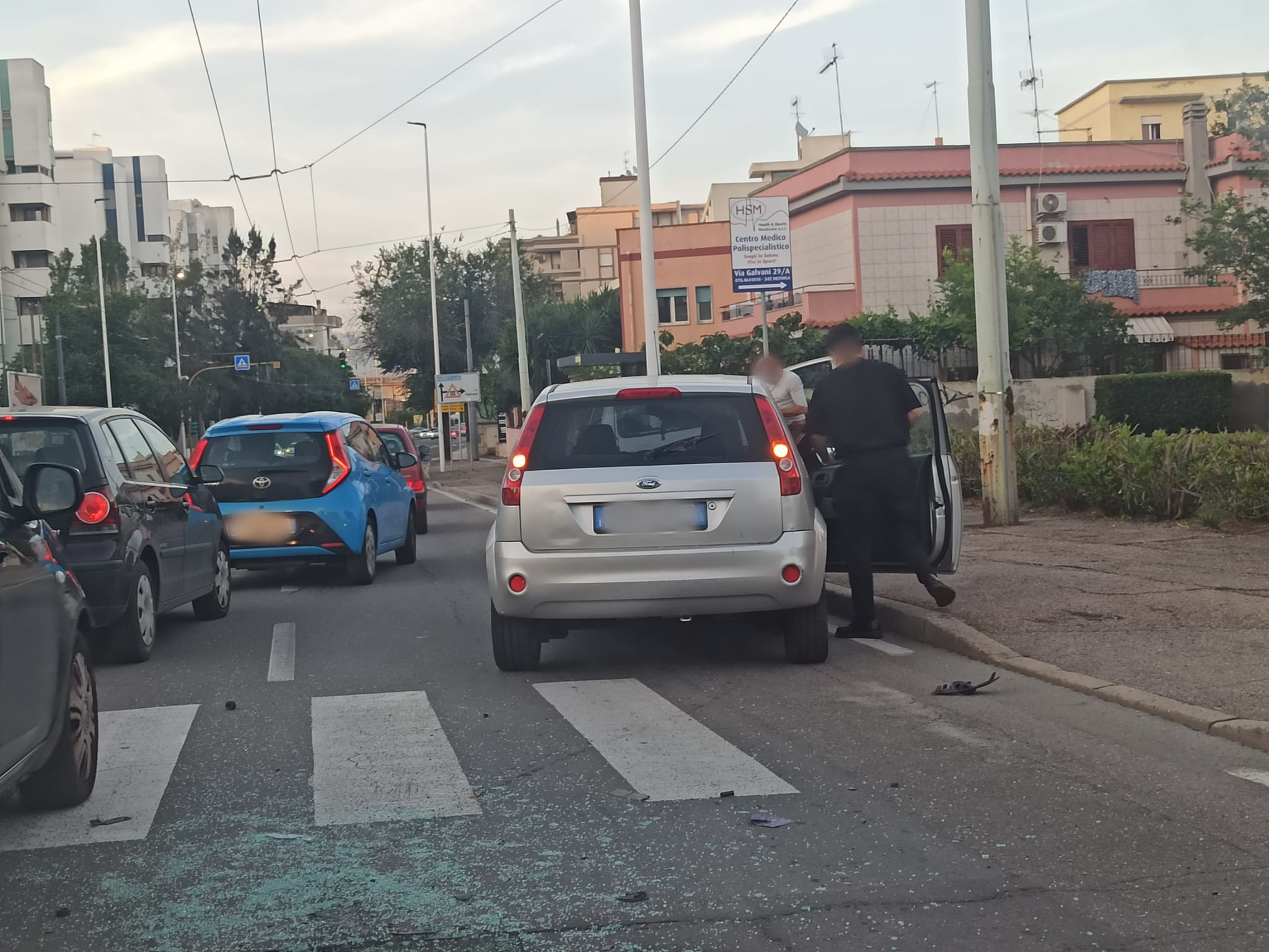 Schianto tra due auto in viale Marconi a Cagliari, traffico rallentato ma nessun ferito