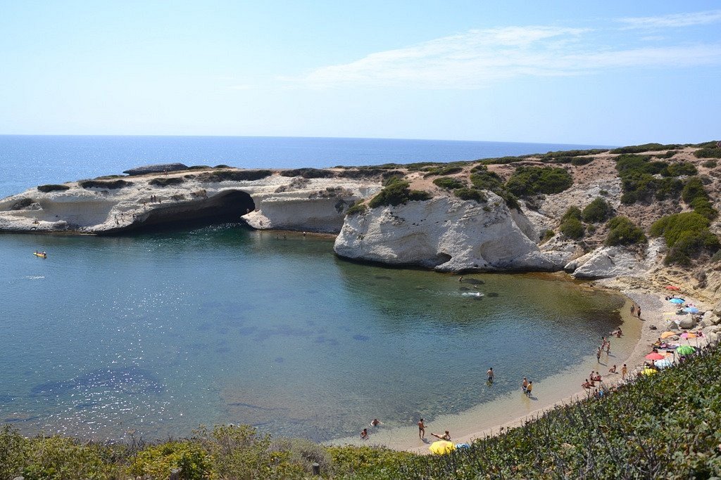 Malore fatale dopo il bagno, 67enne muore in spiaggia a S’Archittu