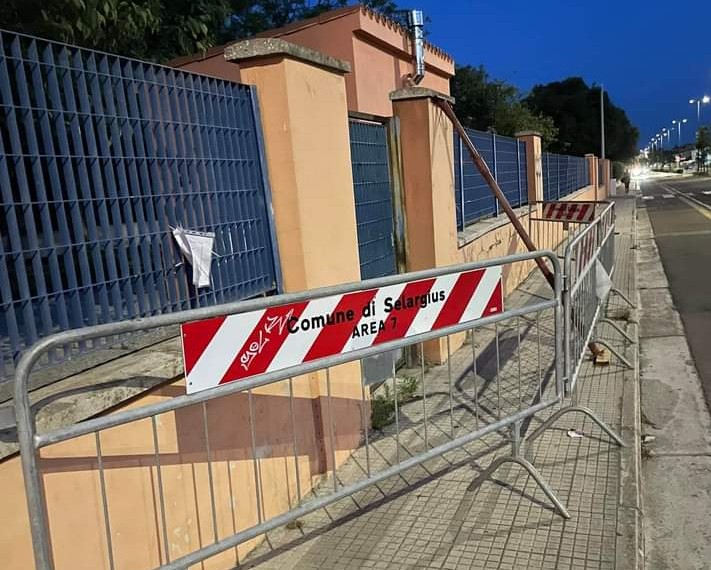Transenne nella scuola di via Parigi, disagi a Selargius