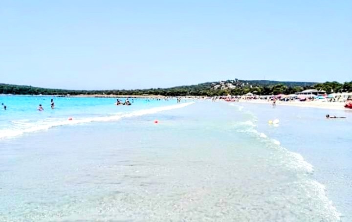 Porto Pino, le polemiche per alghe e parcheggi non frenano il turismo