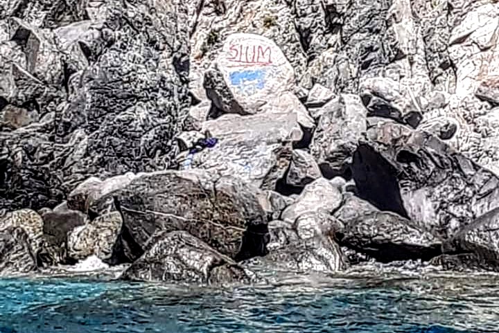 Torre delle Stelle, roccia deturpata con una scritta e dei colori: nuovo scempio ai danni della natura