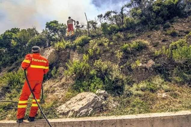 Baunei, proclamato il lutto cittadino per l’ultimo saluto a Gianfranco Incollu, l’operaio Forestas morto dopo la lotta col fuoco
