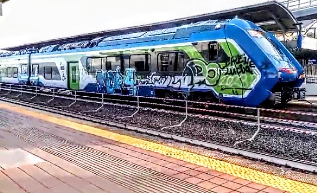 Cagliari, street art sul Blues: il nuovo treno a batteria pasticciato dai graffittari