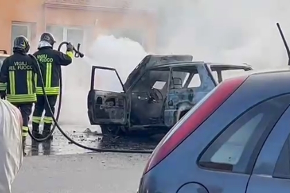 Serramanna, auto prende fuoco in pieno centro: intervento dei vigili del fuoco