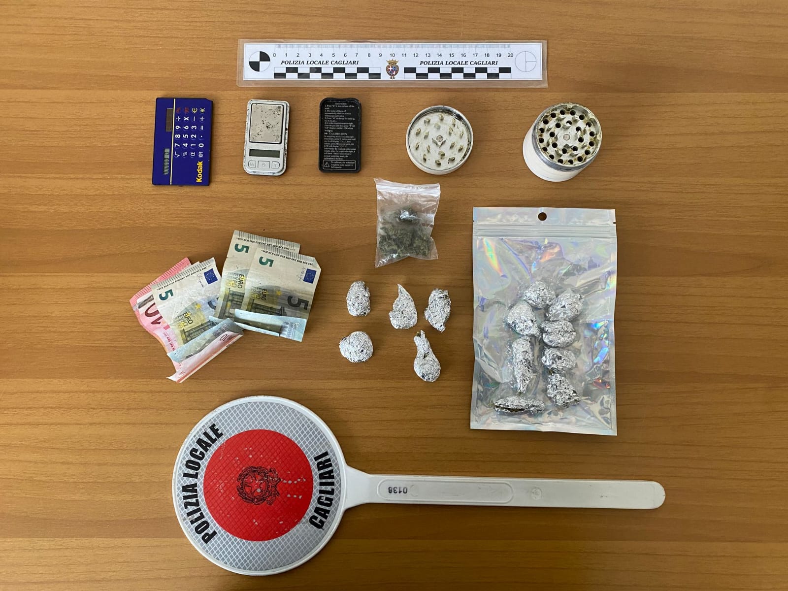 Bilancino e marijuana pronta per essere venduta a Cagliari, baby pusher di Monserrato nei guai