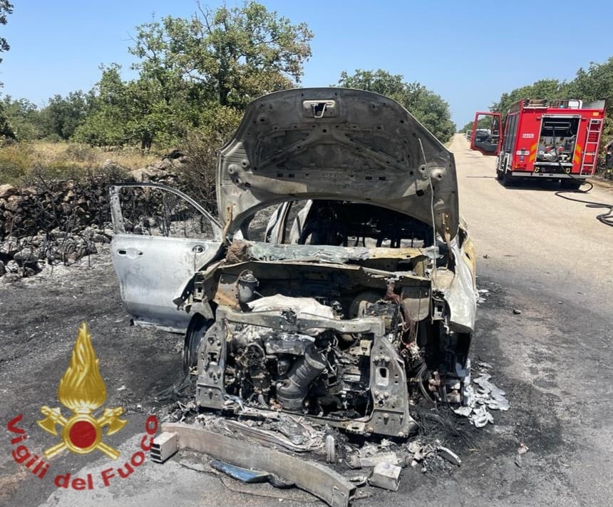 Prendono fuoco un’auto e la vegetazione vicina, paura sulla strada per Ozieri