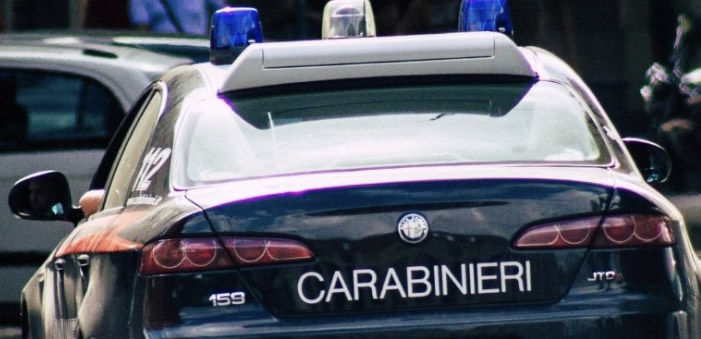 In pieno luglio con abbigliamento invernale al supermercato, arrestati per furto