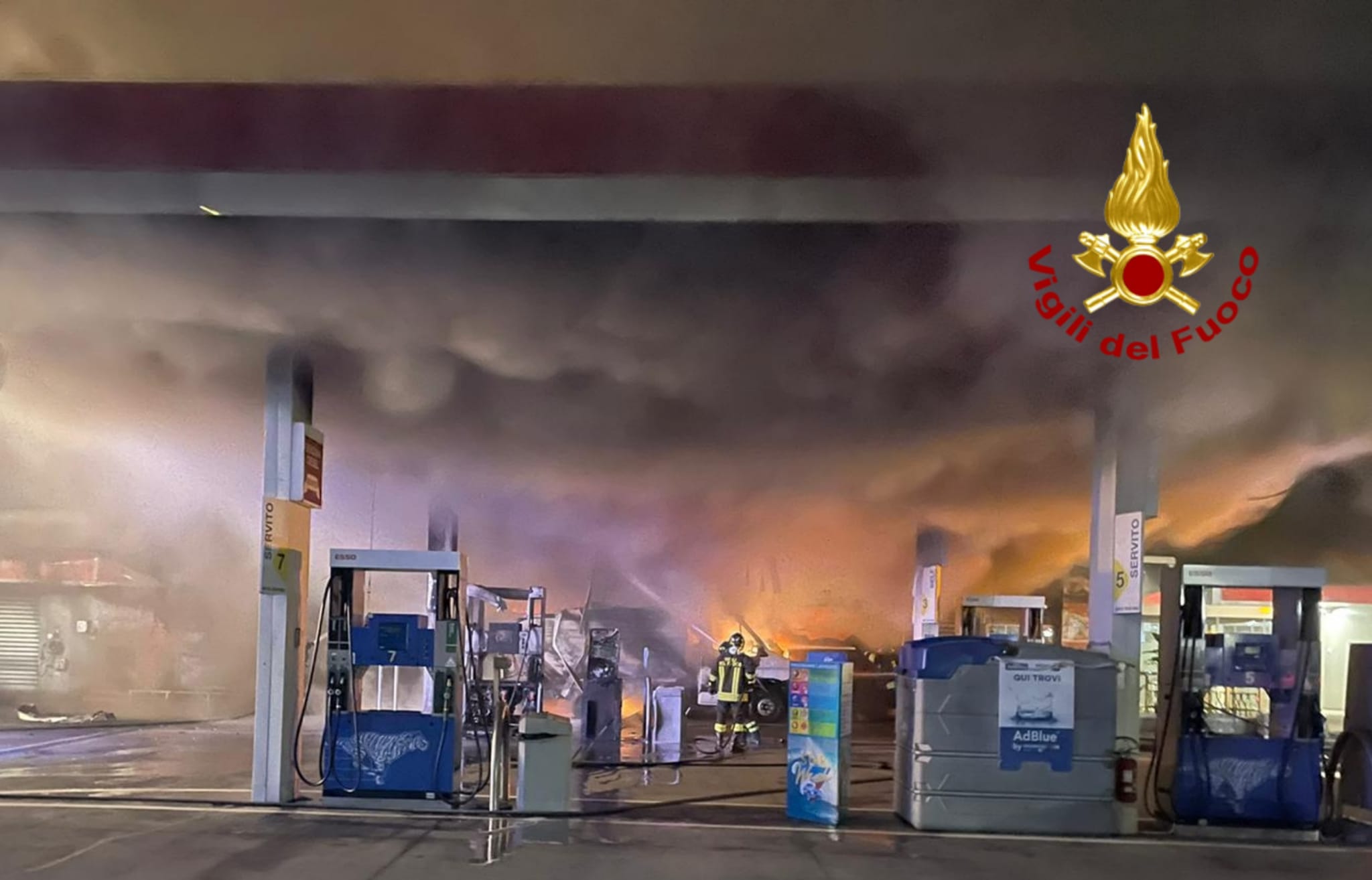 Incendio e devastazione del distributore di viale Marconi: 5 persone arrestate a Cagliari