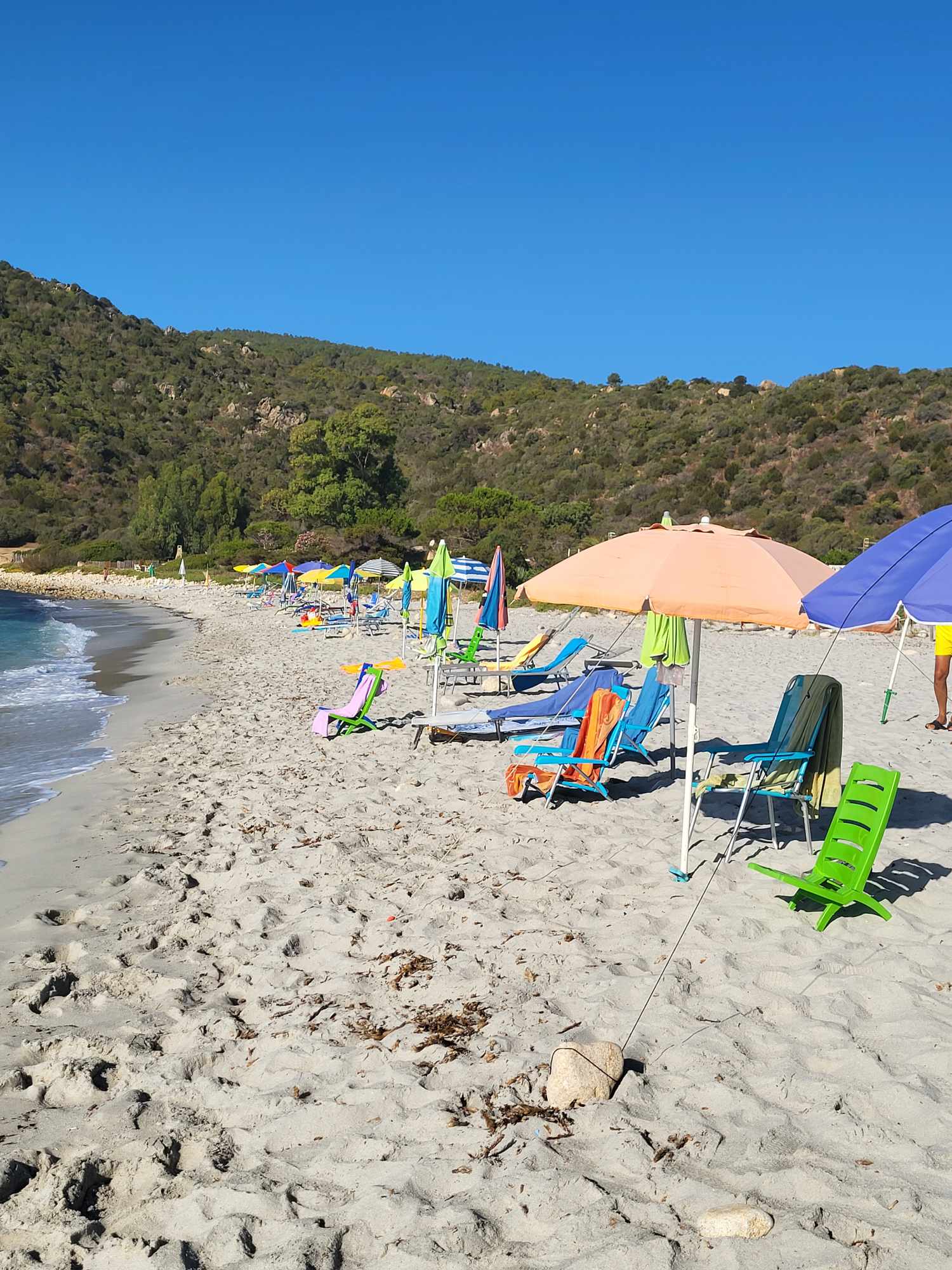 Castiadas, riecco i furbetti di ombrelloni e sdraio: “Spiaggia occupata alla faccia di chi paga 10 euro”