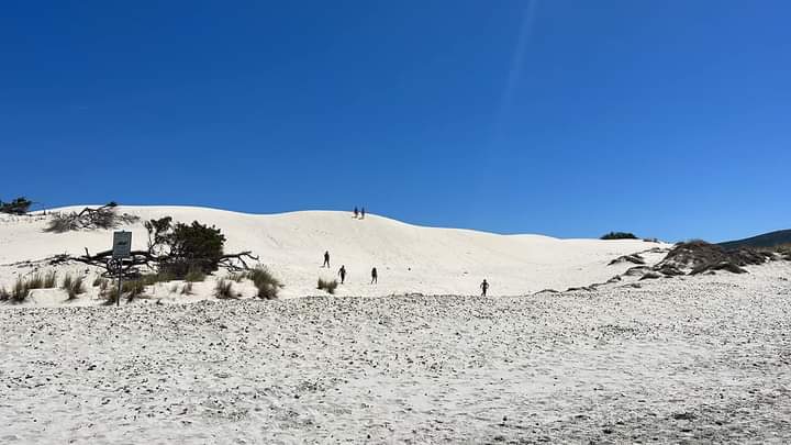Porto Pino, turisti scatenati in cerca di un selfie mozzafiato sopra le dune: ignorati i divieti