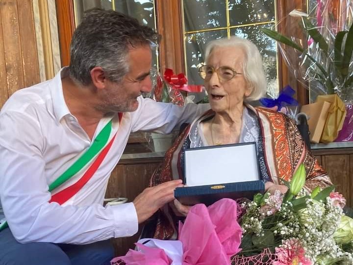 Assemini in festa per i 100 anni di tzia Millina, il sindaco le dona fiori e una targa ricordo