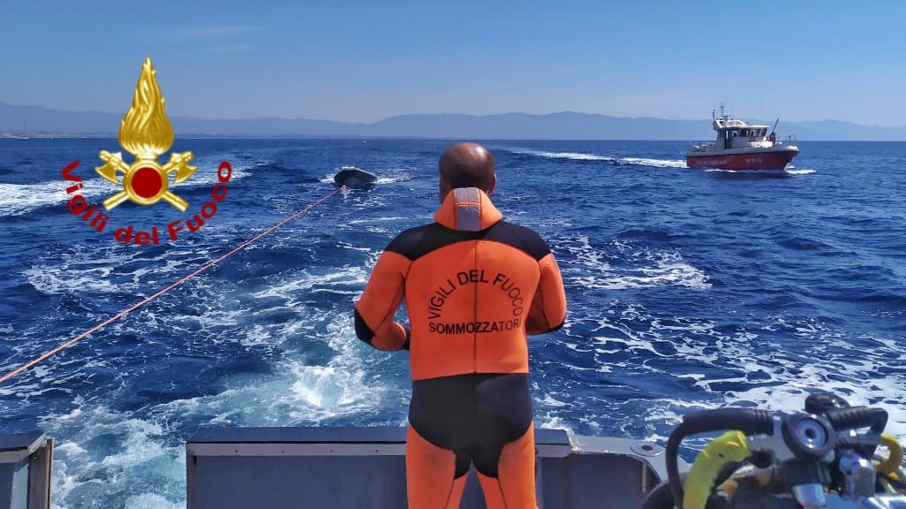 Cagliari, gommone in fiamme a Cala Fighera: salvate due persone
