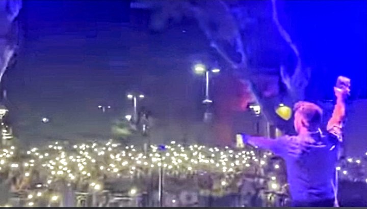 Marco Carta in concerto a Monserrato massacrato sui social: “Speriamo ci lanci magliette senza antitaccheggio”