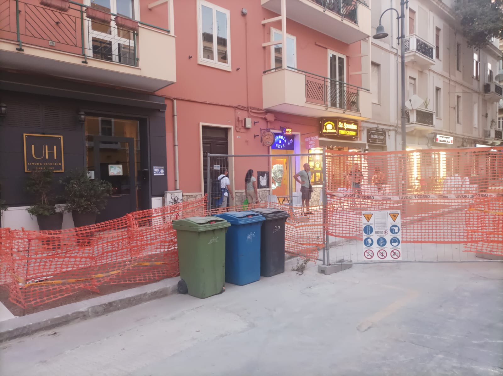 Cagliari, l’amara beffa per i ristoratori di via Dante: “Aiuole sopra il marciapiede, così ci costringete a chiudere”