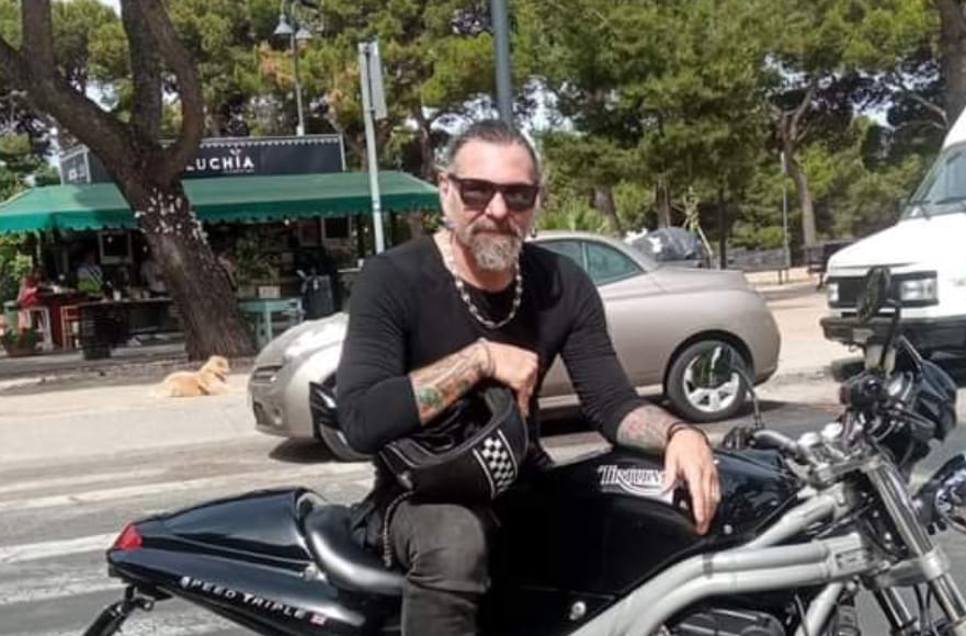 Cagliari, Joe Perrino stabile ma in gravi condizioni: il cantante ha superato un intervento alla testa