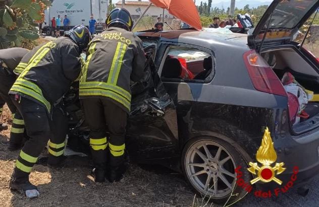 Assemini, auto contro furgone: uomo estratto dalle lamiere, è gravissimo