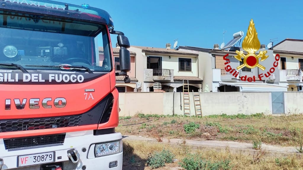 Paura a Serramanna, un incendio scoppia nel cortile di una casa